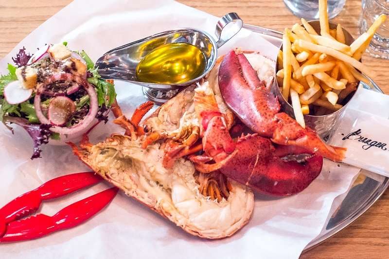 How to eat lobster without losing the charm